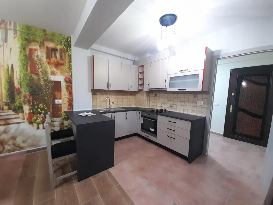 Tirane, jepet me qera apartament 2+1+Ballkon Kati 8, 114 m² 600 € (Bulevardi zogu 1)