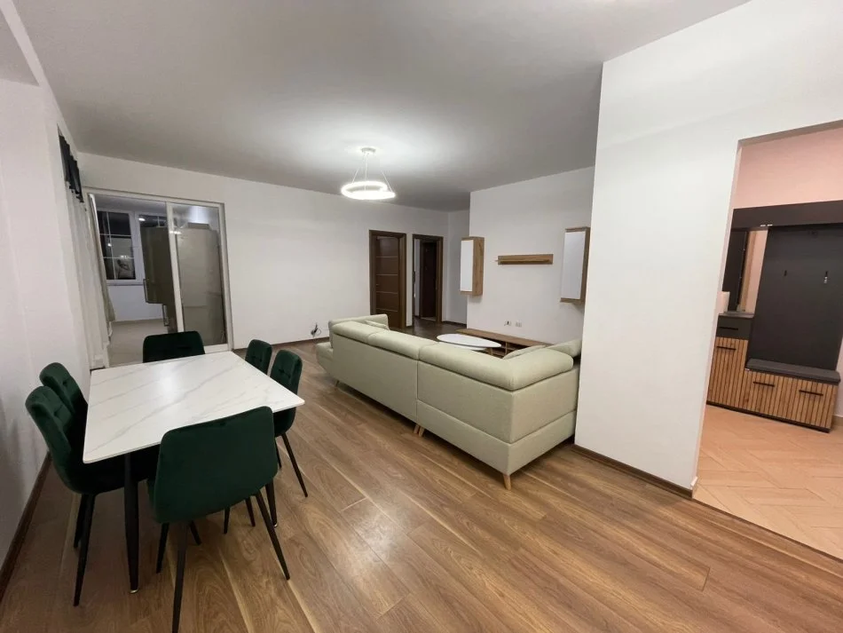 Tirane, jepet me qera apartament 2+1+Ballkon Kati 4, 120 m² 500€ (Kinostudio)