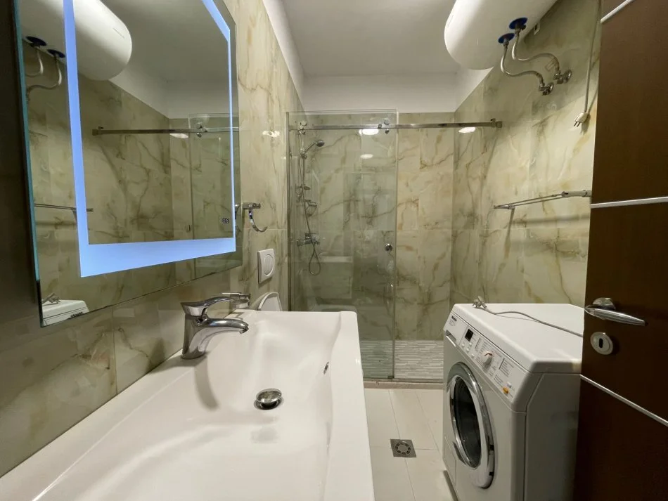 Tirane, jepet me qera apartament 2+1+Ballkon Kati 4, 120 m² 500€ (Kinostudio)