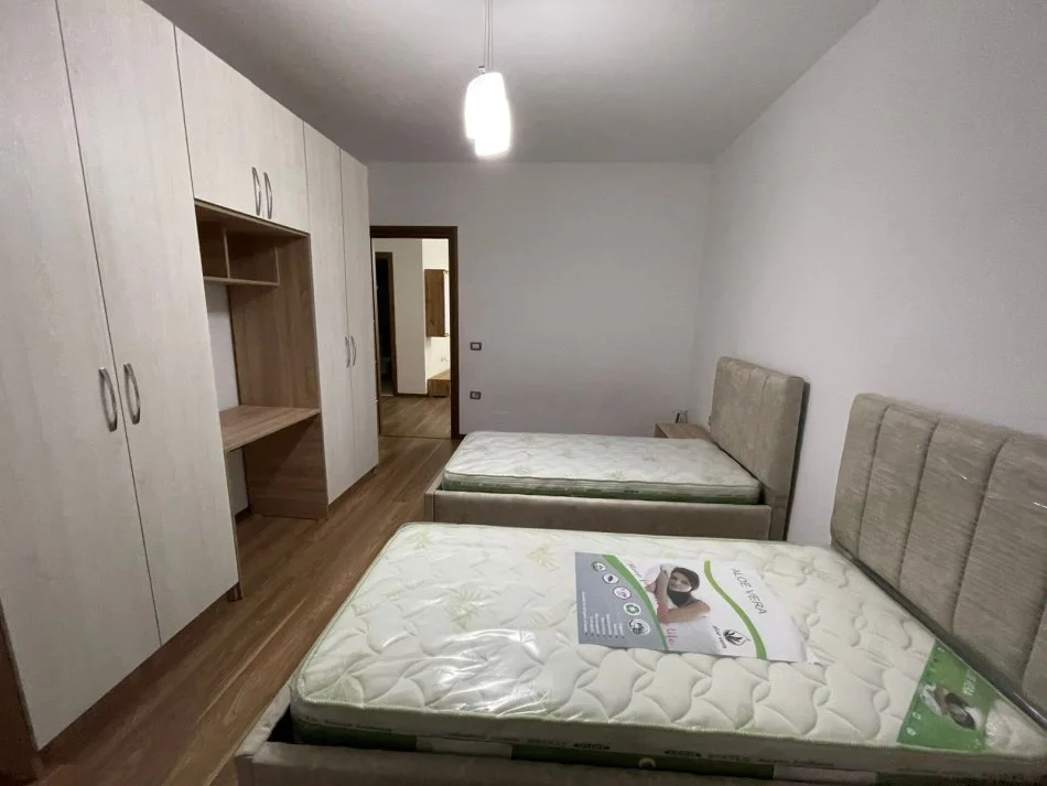 Tirane, jepet me qera apartament 2+1+Ballkon Kati 4, 120 m² 500€ (Kinostudio)