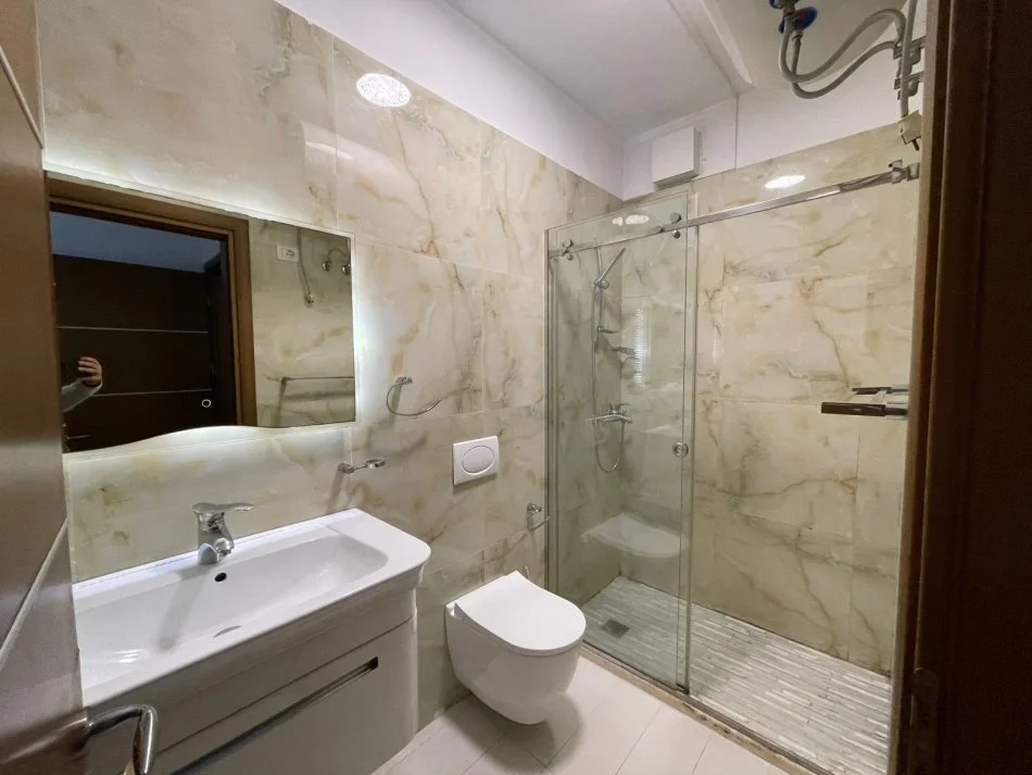 Tirane, jepet me qera apartament 2+1+Ballkon Kati 4, 120 m² 500€ (Kinostudio)