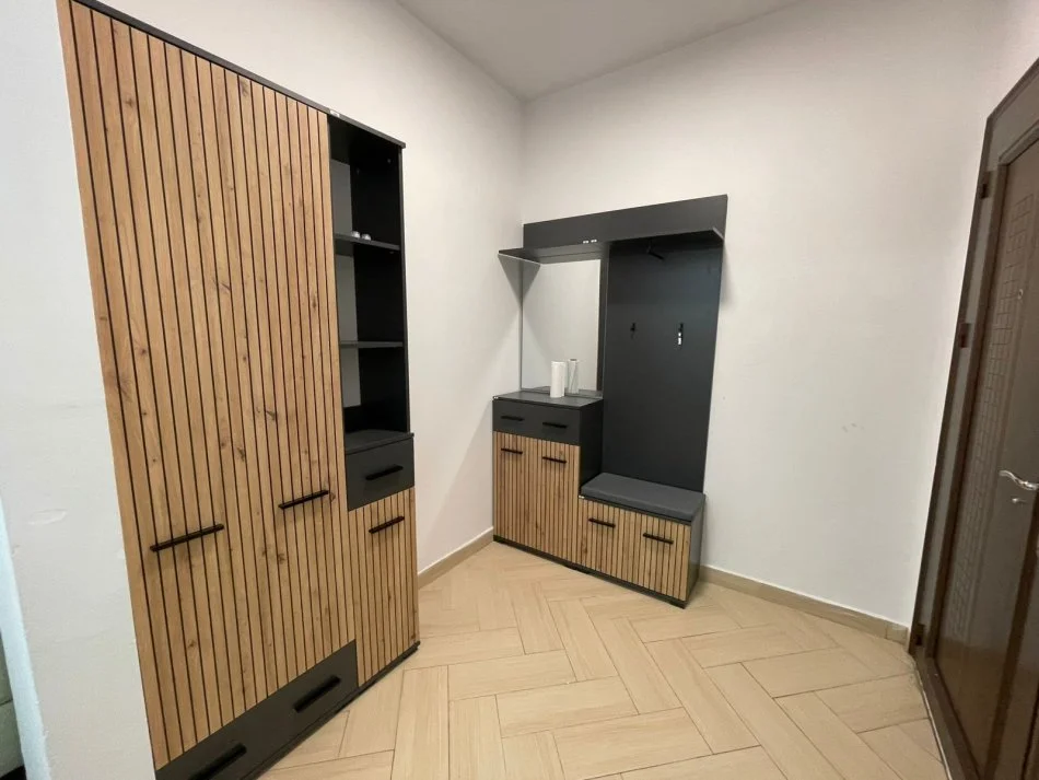 Tirane, jepet me qera apartament 2+1+Ballkon Kati 4, 120 m² 500€ (Kinostudio)