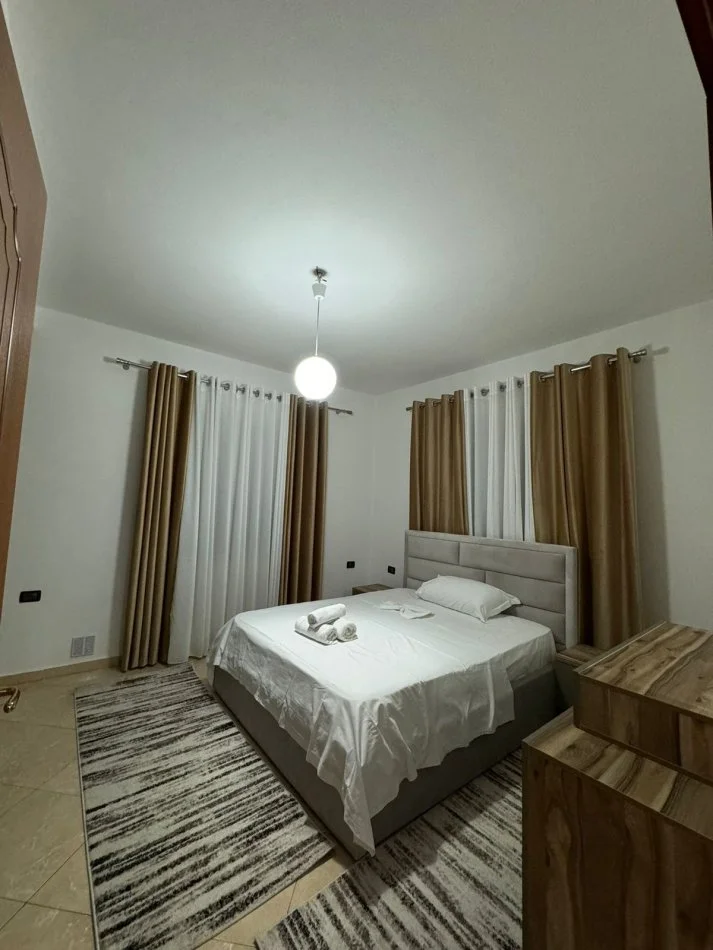 Tirane, jepet me qera apartament 1+1+Ballkon Kati 4, 90 m² 501 € (RR:"5 Maji)