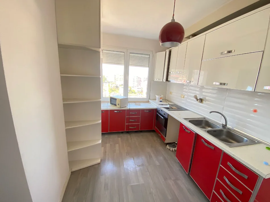 Tirane, shitet nga Pronari, pa-komision apartament 2+1+Ballkon Kati 3, 88 m² 175.000 € (Sali butka)