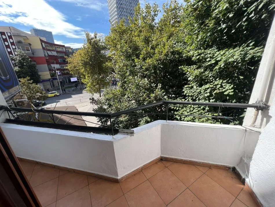 Tirane, jepet me qera ambjent biznesi , 66 m² 900 € (9-Katshet)