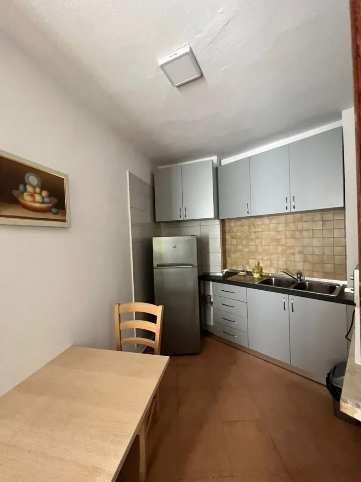 Tirane, jepet me qera ambjent biznesi , 66 m² 900 € (9-Katshet)