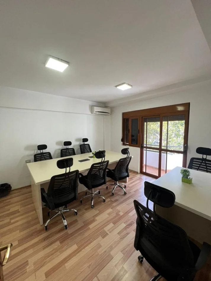 Tirane, jepet me qera ambjent biznesi , 66 m² 900 € (9-Katshet)