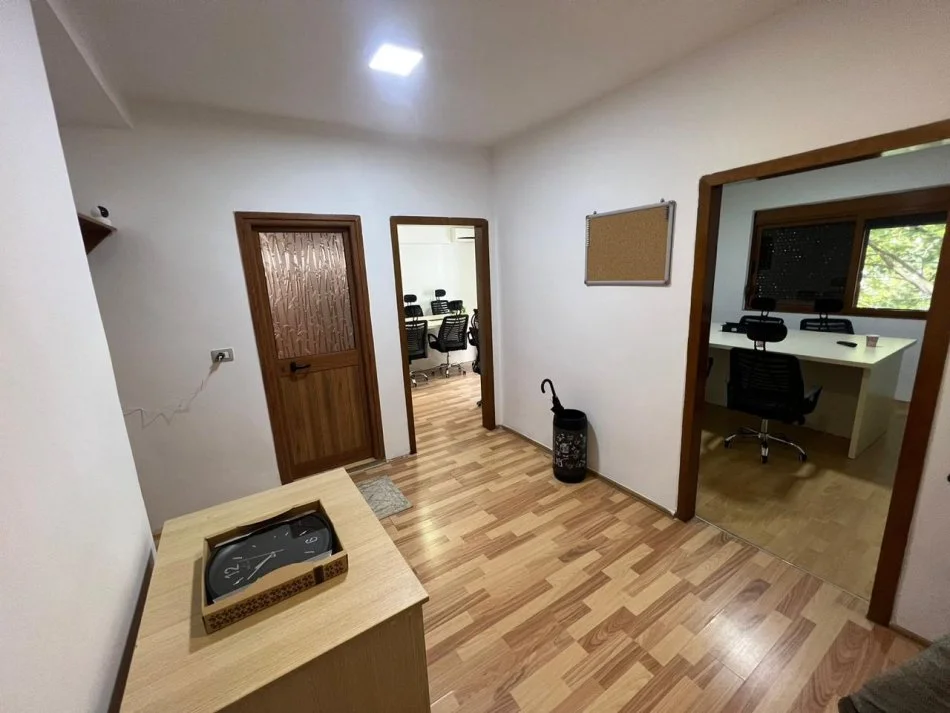 Tirane, jepet me qera ambjent biznesi , 66 m² 900 € (9-Katshet)