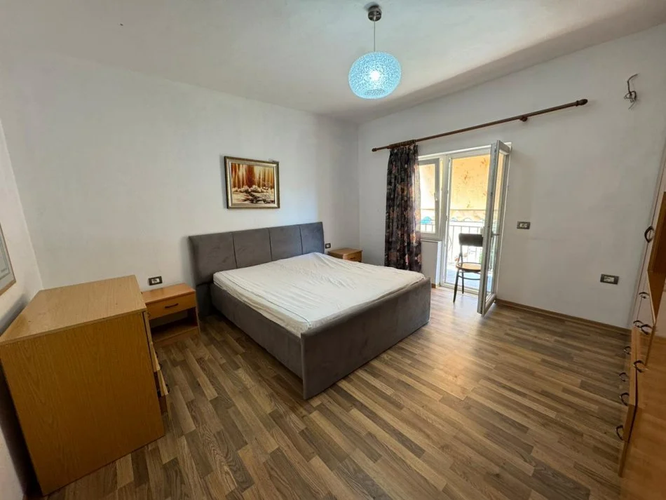 Tirane, shitet 2+1 ,