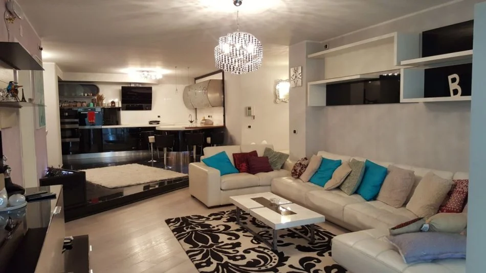 Tirane, jepet me qera apartament 3+1, Kati 2, 280 m² 3.000 €(Bllok)