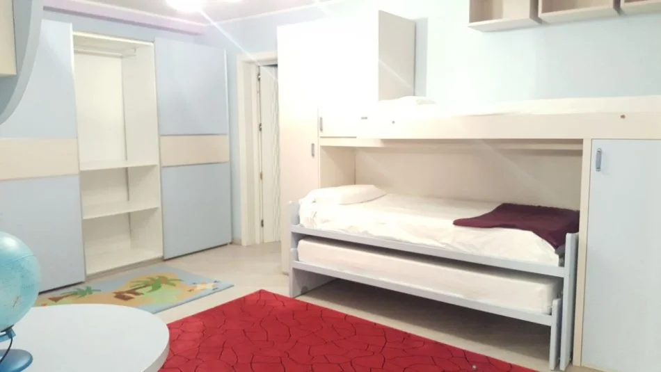 Tirane, jepet me qera apartament 3+1, Kati 2, 280 m² 3.000 €(Bllok)