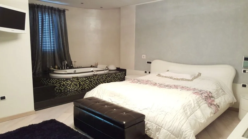 Tirane, jepet me qera apartament 3+1, Kati 2, 280 m² 3.000 €(Bllok)