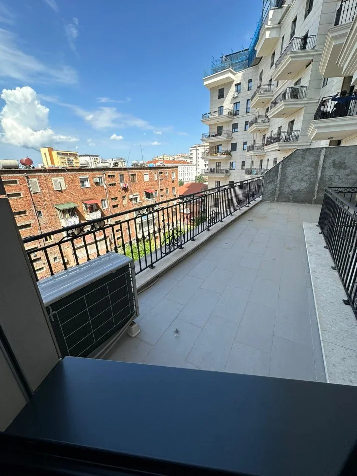 Tirane, jepet me qera ambjent biznesi Kati 2, 140 m² 2.000 € (Rruga barrikadave)