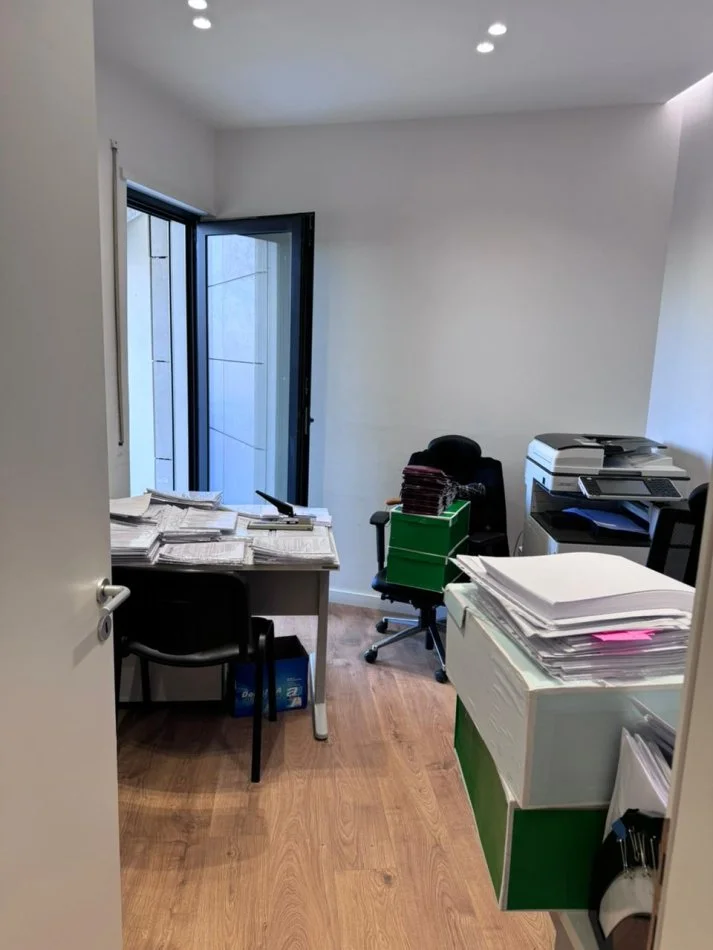 Tirane, jepet me qera ambjent biznesi Kati 2, 140 m² 2.000 € (Rruga barrikadave)