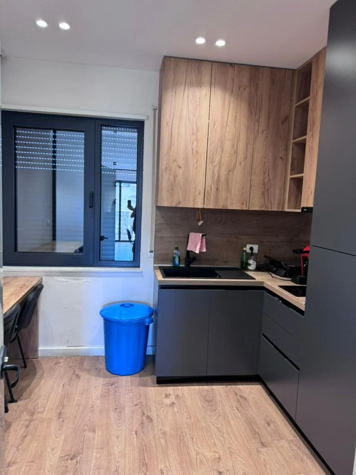 Tirane, jepet me qera ambjent biznesi Kati 2, 140 m² 2.000 € (Rruga barrikadave)