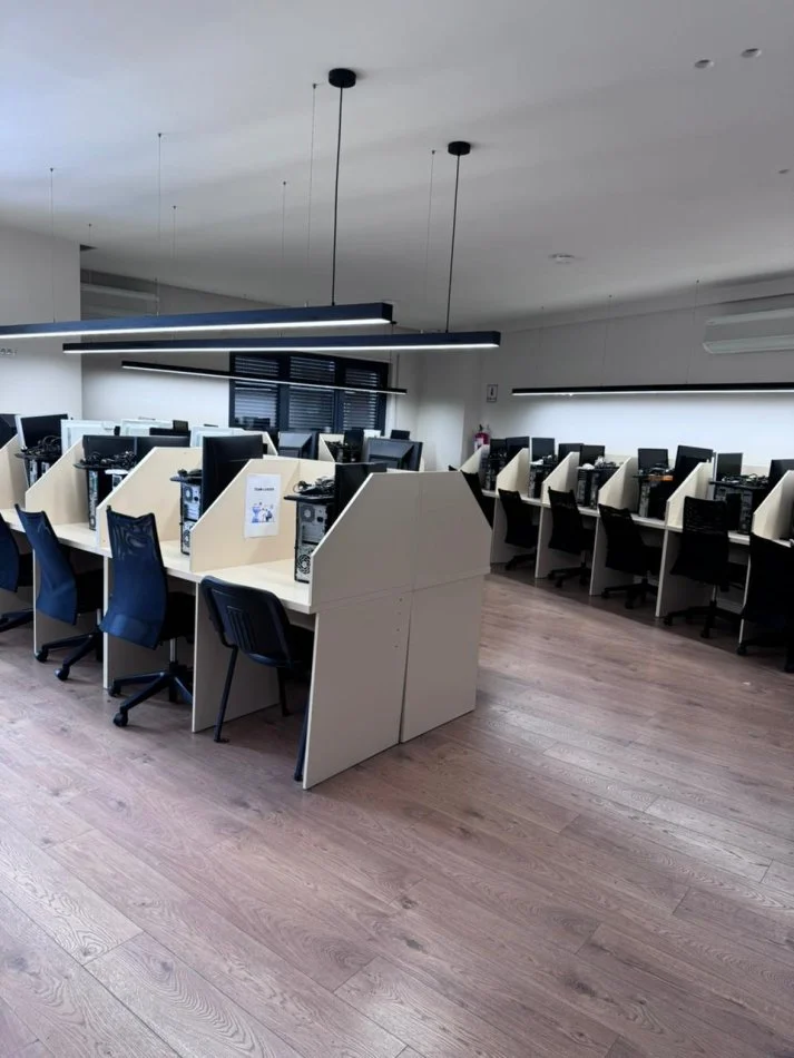 Tirane, jepet me qera ambjent biznesi Kati 2, 140 m² 2.000 € (Rruga barrikadave)