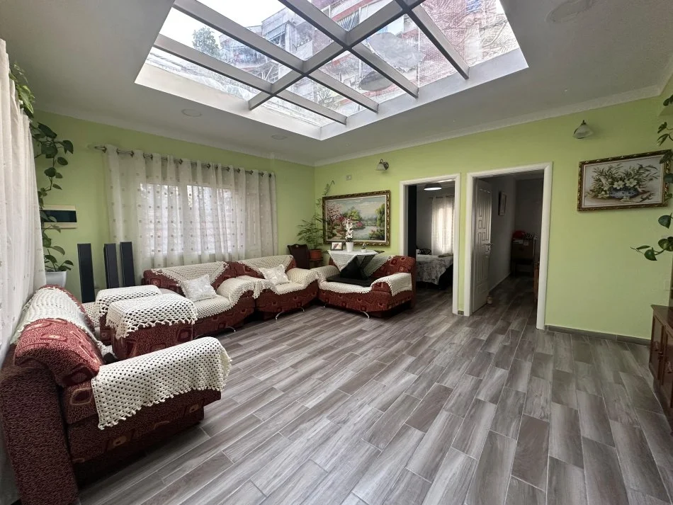 Tirane, jepet me qera shtepi 3 Katshe Kati 3, 300 m² 1.500 € (Pediatria)