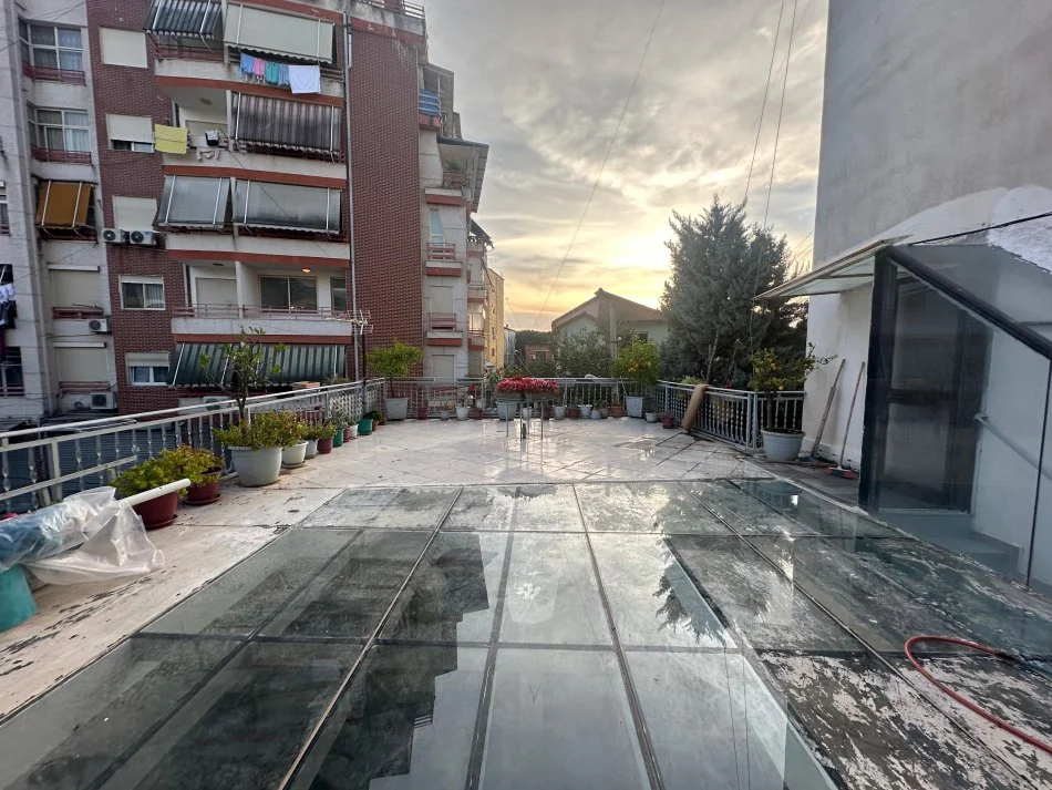 Tirane, jepet me qera shtepi 3 Katshe Kati 3, 300 m² 1.500 € (Pediatria)