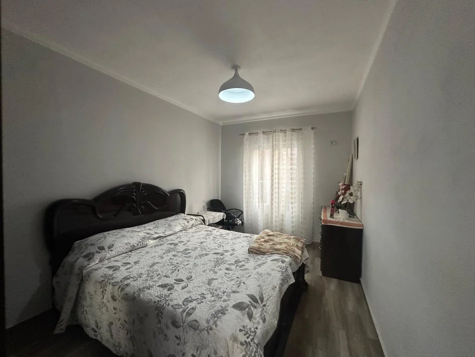 Tirane, jepet me qera shtepi 3 Katshe Kati 3, 300 m² 1.500 € (Pediatria)