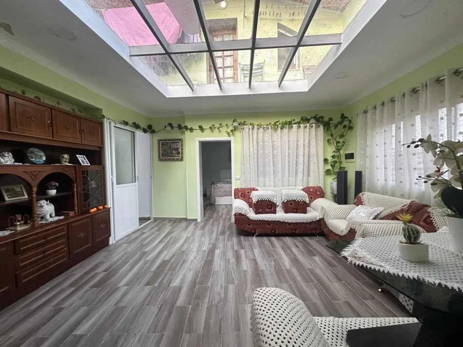 Tirane, jepet me qera shtepi 3 Katshe Kati 3, 300 m² 1.500 € (Pediatria)