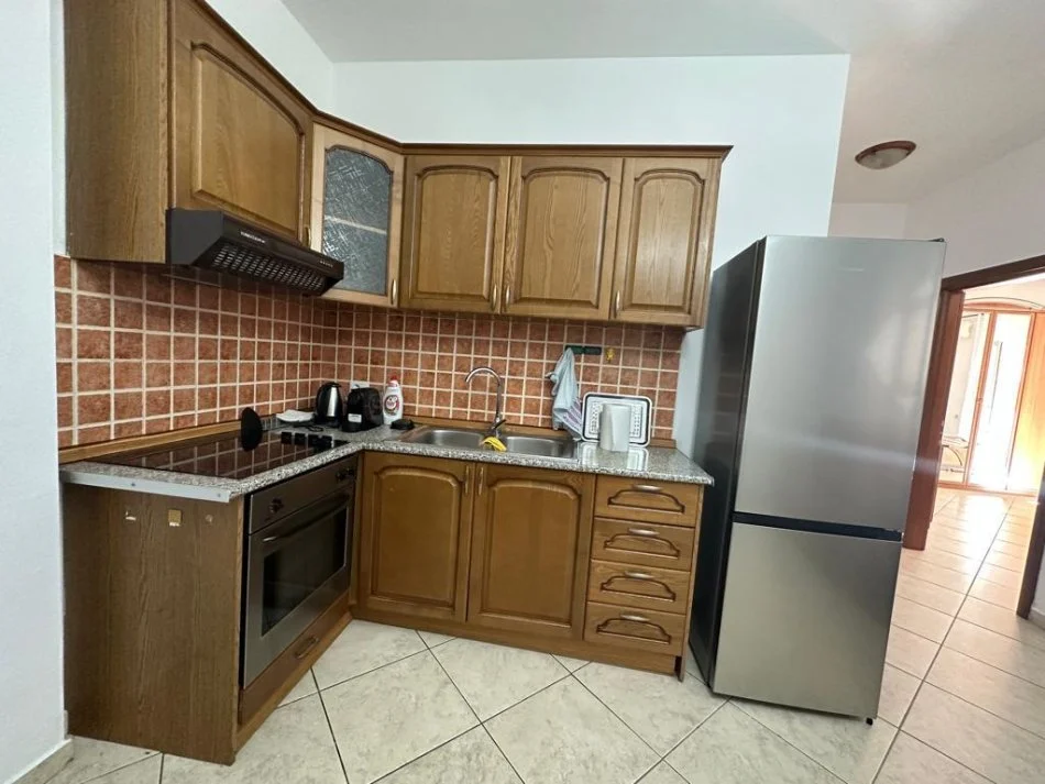 Tirane, jepet me qera apartament 2+1+Ballkon Kati 5, 89 m² 700 € (Floga)