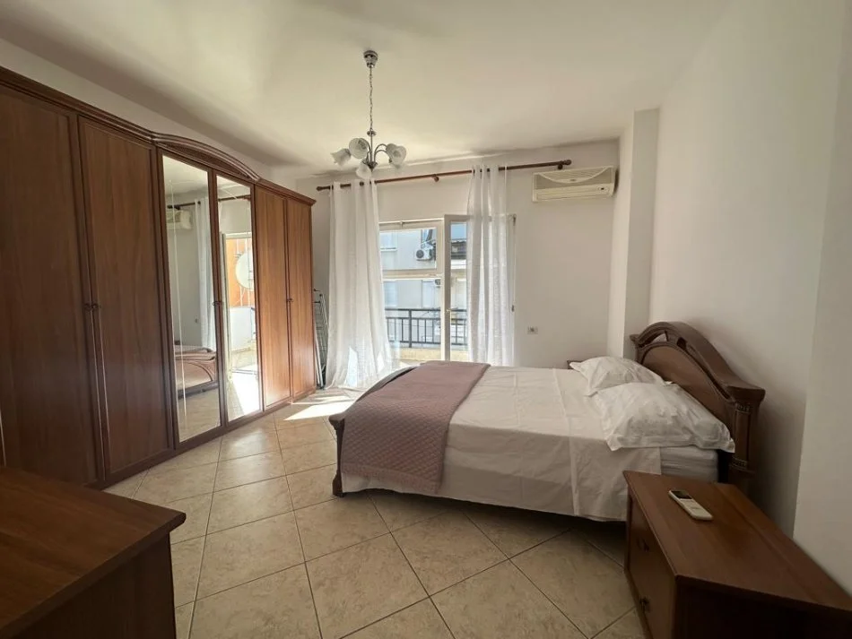 Tirane, jepet me qera apartament 2+1+Ballkon Kati 5, 89 m² 700 € (Floga)