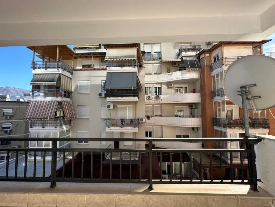 Tirane, jepet me qera apartament 2+1+Ballkon Kati 5, 89 m² 700 € (Floga)
