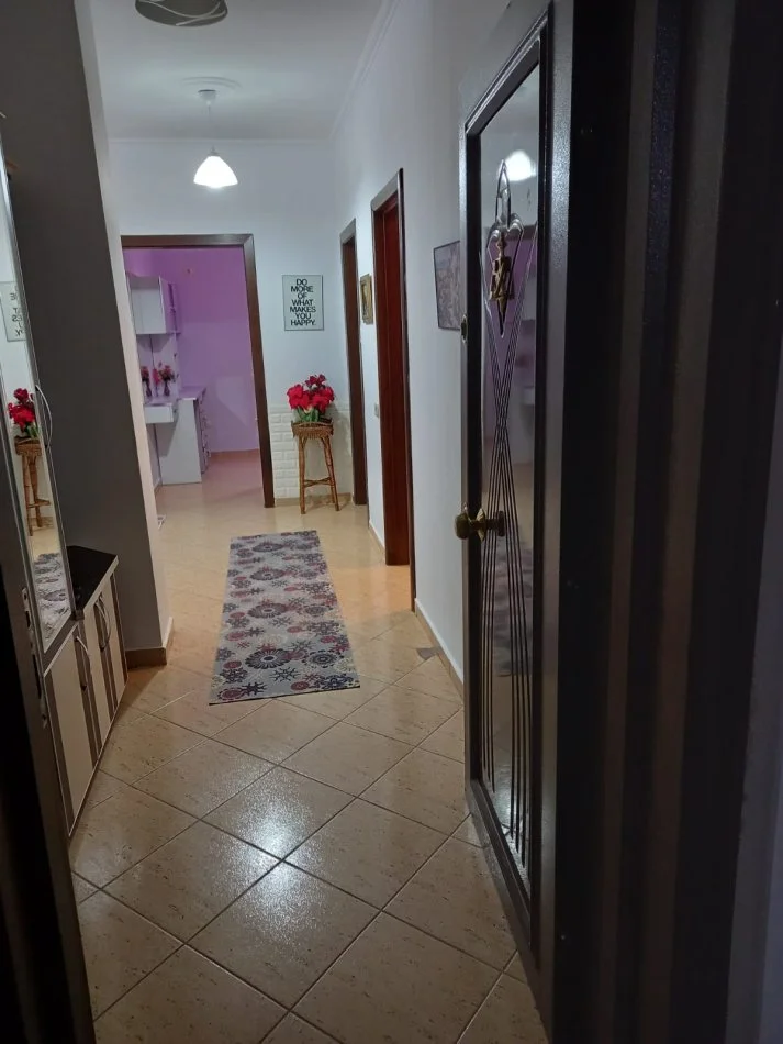 Tirane, japim  apartament 2+1 me Qira
