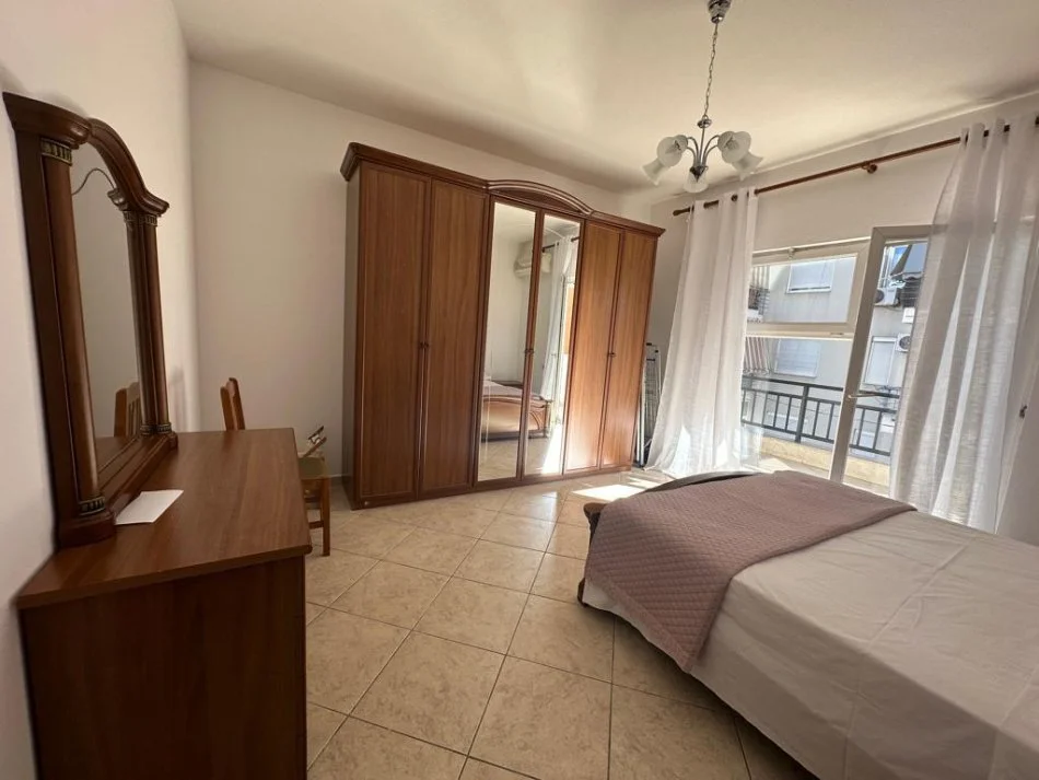 Tirane, jepet me qera apartament 2+1+Ballkon Kati 5, 89 m² 700 € (Floga)