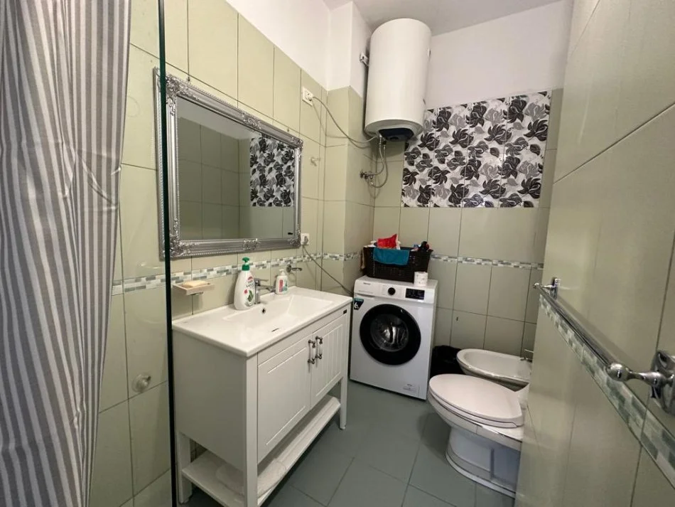 Tirane, jepet me qera apartament 2+1+Ballkon Kati 5, 89 m² 700 € (Floga)