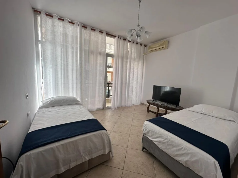 Tirane, jepet me qera apartament 2+1+Ballkon Kati 5, 89 m² 700 € (Floga)