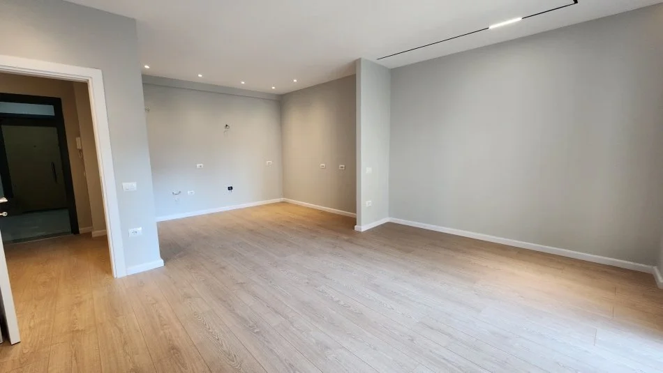 Tirane, jap me qera apartament 2+1+Ballkon Kati 1, 117 m² 1.350 € (Komuna e Parisit)