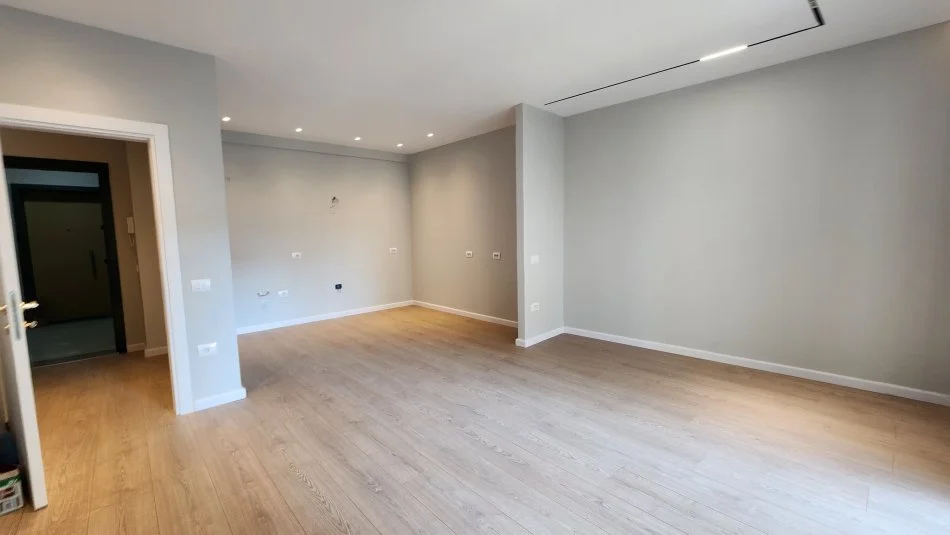 Tirane, jap me qera apartament 2+1+Ballkon Kati 1, 117 m² 1.350 € (Komuna e Parisit)