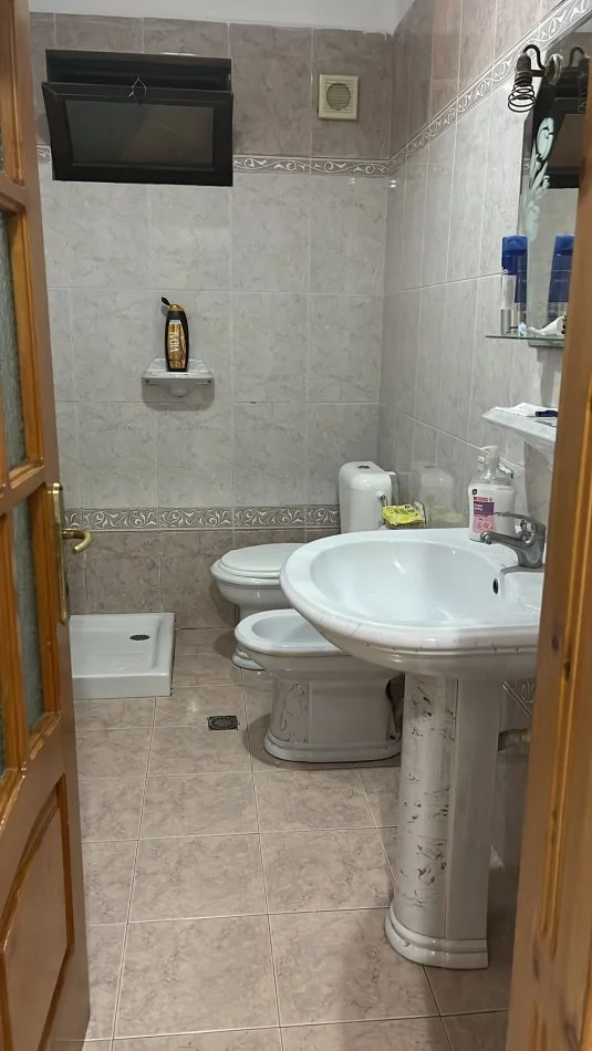 Tirana, jepet me qera apartament 2+1 Kati 3, 60 m² 400 € (Xhamllik)