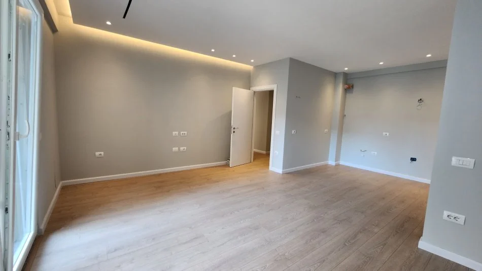 Tirane, jepet me qera zyre Kati 1, 118 m² 1.550 € (Komuna e Parisit)