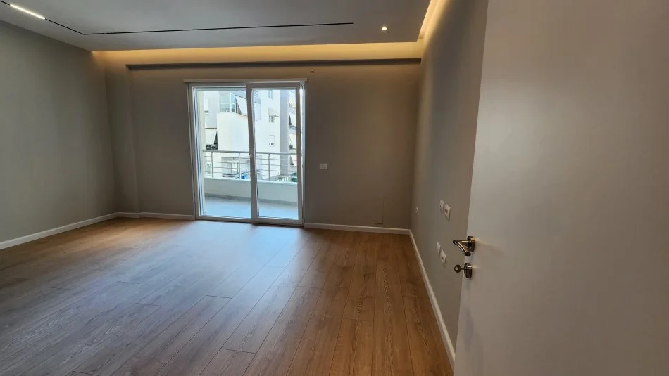 Tirane, jap me qera apartament 2+1+Ballkon Kati 1, 117 m² 1.350 € (Komuna e Parisit)