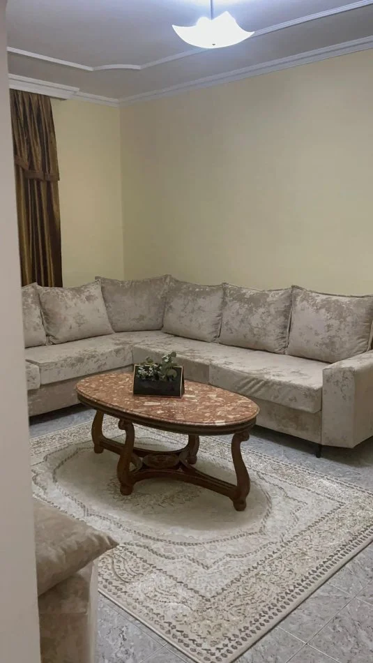 Tirana, jepet me qera apartament 2+1 Kati 3, 60 m² 400 € (Xhamllik)