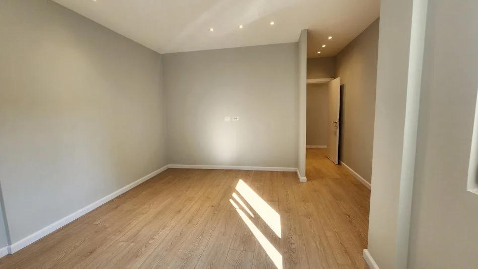 Tirane, jepet me qera zyre Kati 1, 118 m² 1.550 € (Komuna e Parisit)