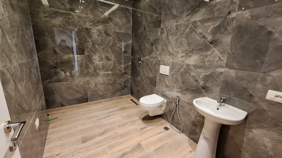 Tirane, jap me qera apartament 2+1+Ballkon Kati 1, 117 m² 1.350 € (Komuna e Parisit)