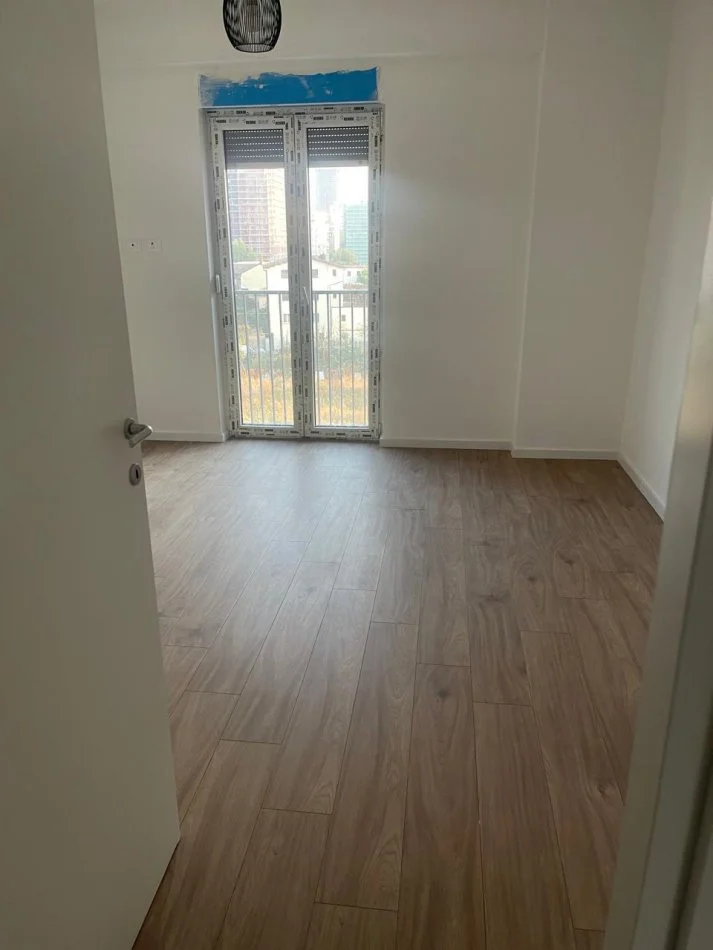 Tirane, jepet me qera apartament 3+1+Ballkon Kati 4, 150 m² 600 € (bulevardi i ri)