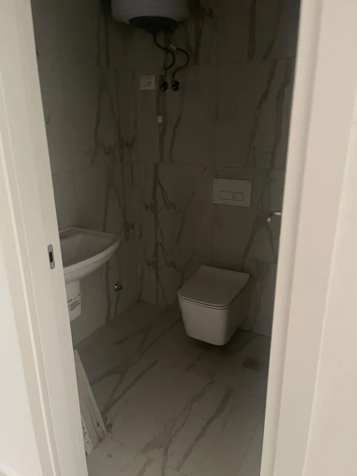 Tirane, jepet me qera apartament 3+1+Ballkon Kati 4, 150 m² 600 € (bulevardi i ri)