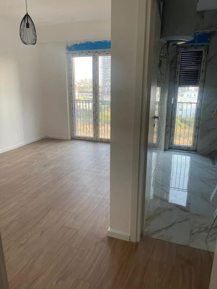 Tirane, jepet me qera apartament 3+1+Ballkon Kati 4, 150 m² 600 € (bulevardi i ri)