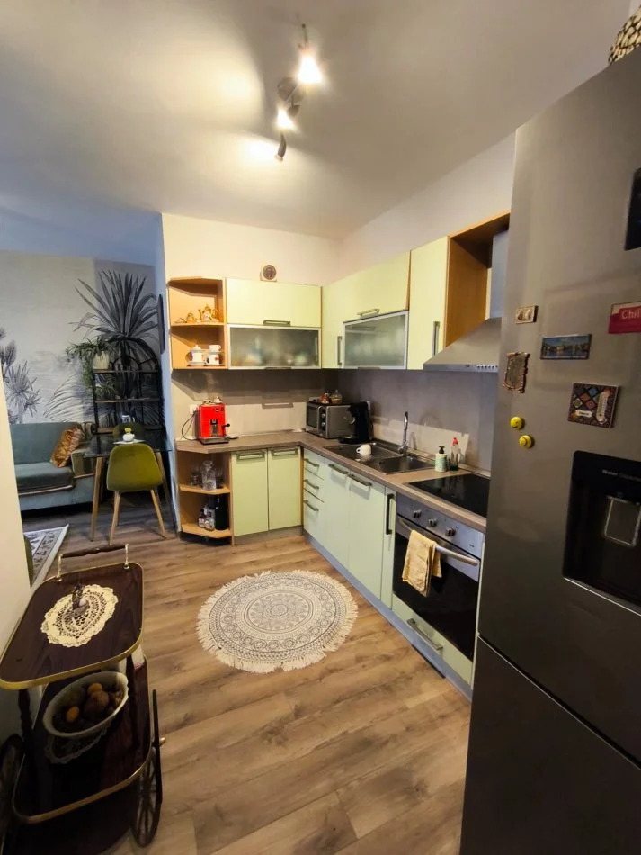 Tirane, jepet me qera apartament 2+1+Parkim,Ballkon , 86 m² 900 € (Rruga e Kosovareve)