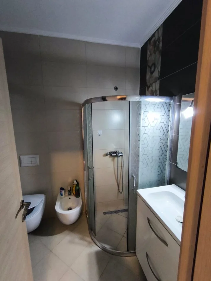 Shqiperi, me qera apartament 2+1+Ballkon Kati 2, sip 90 m² Rruga E Kosovareve)