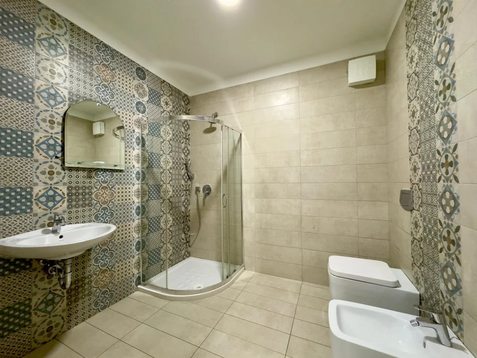 Tirane, jepet me qera ambienti, Kati 3, 120 m² 2.200 € (RTSH, Rruga Ismail Qemali)