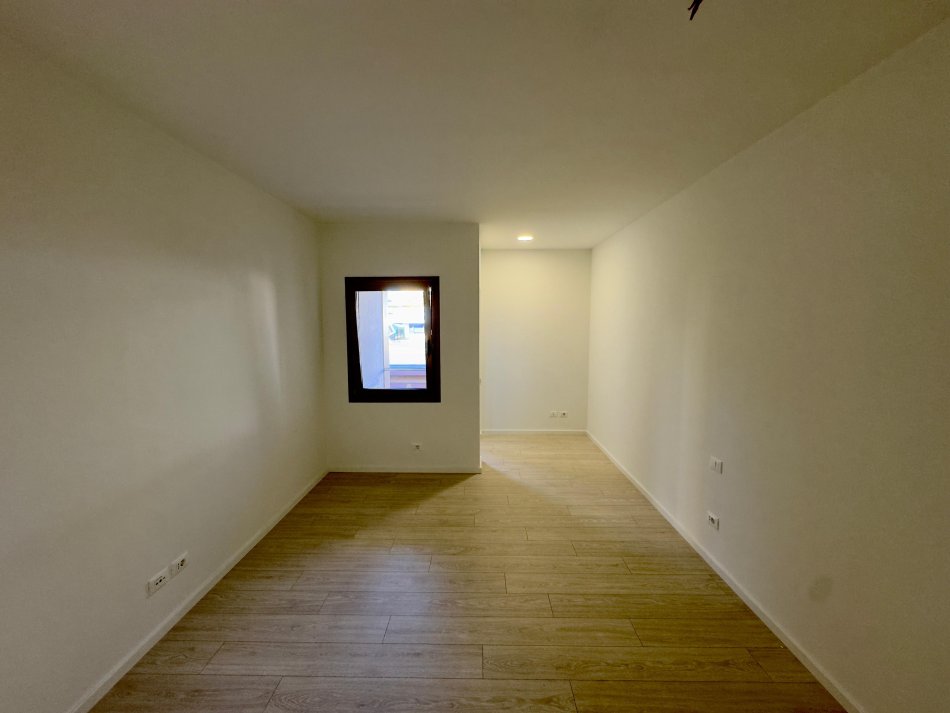 Tirane, jepet me qera ambienti, Kati 3, 120 m² 2.200 € (RTSH, Rruga Ismail Qemali)