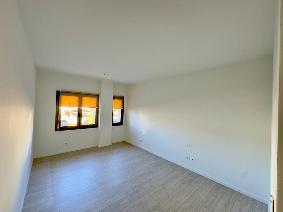 Tirane, jepet me qera ambienti, Kati 3, 120 m² 2.200 € (RTSH, Rruga Ismail Qemali)