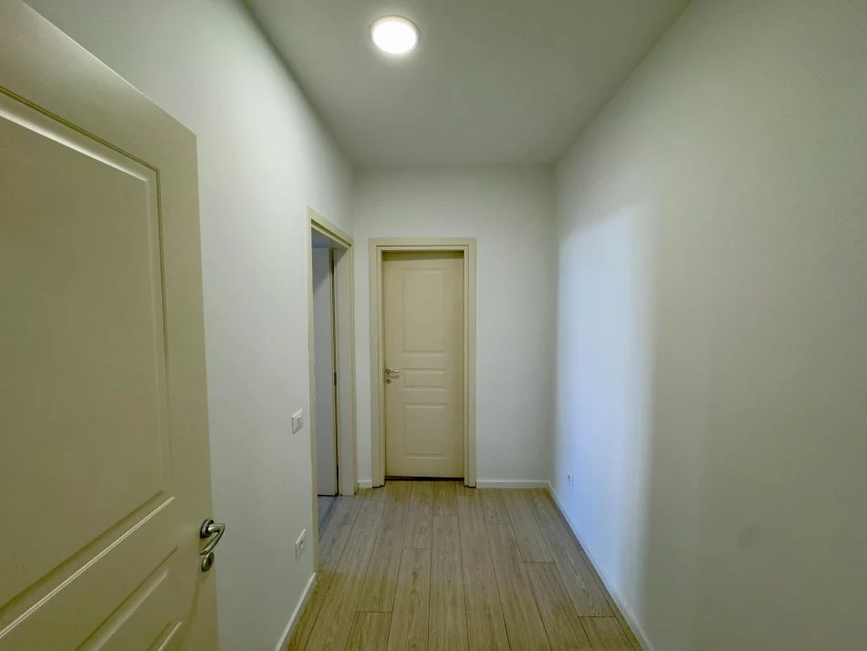 Tirane, jepet me qera ambienti, Kati 3, 120 m² 2.200 € (RTSH, Rruga Ismail Qemali)