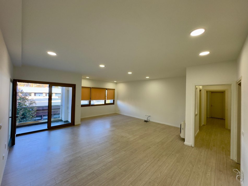 Tirane, jepet me qera ambienti, Kati 3, 120 m² 2.200 € (RTSH, Rruga Ismail Qemali)