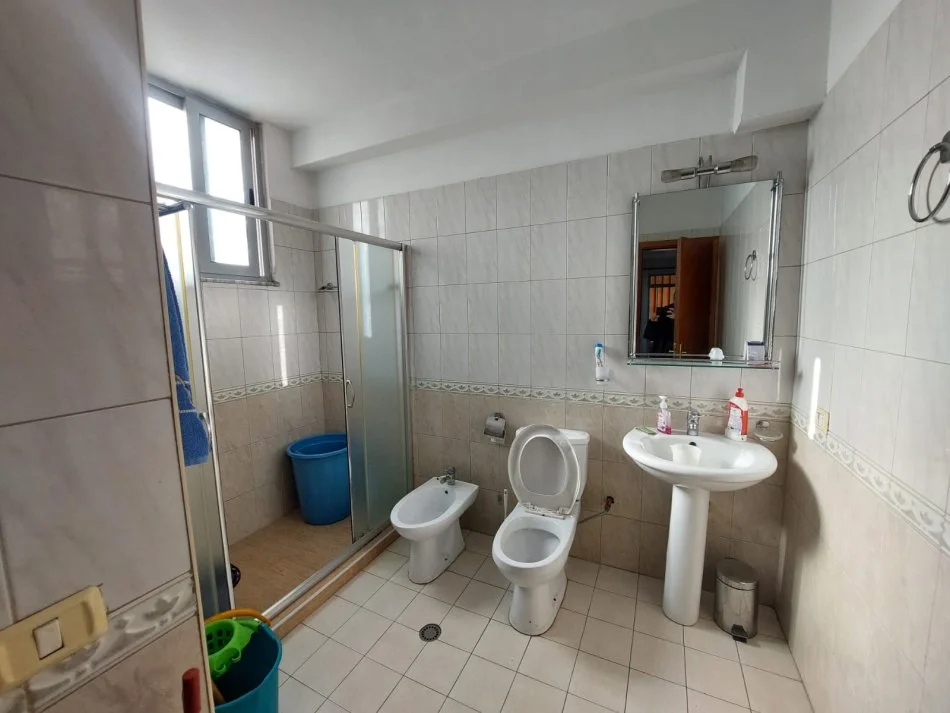 Tirane, jepet me qera apartament 2+1 Kati 5, 101 m² 650 € (Rruga Riza Cerova, Shkolla e Kuqe)